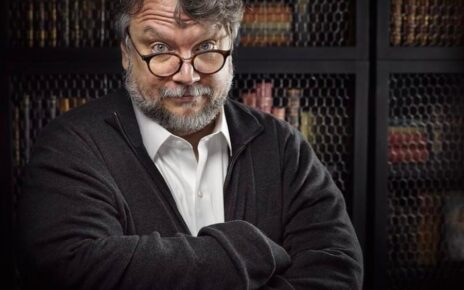 Guillermo del Toro en una biblioteca
