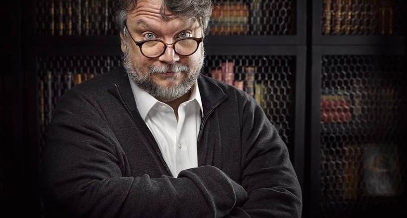 Guillermo del Toro en una biblioteca