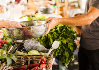 Hasta qué hora está abierta la tienda de alimentos más cercana