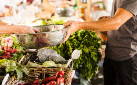 Hasta qué hora está abierta la tienda de alimentos más cercana