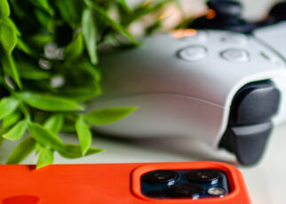 Mando PlayStation y smartphone